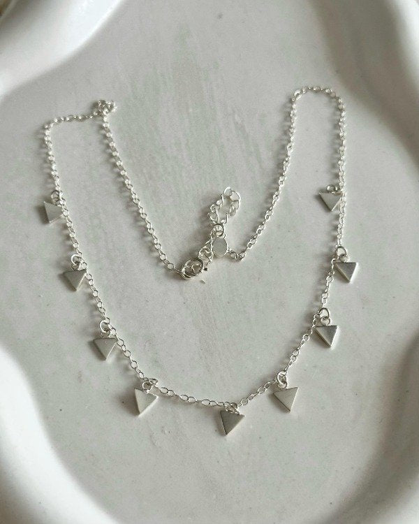 Gargantilla con dijes triangulos